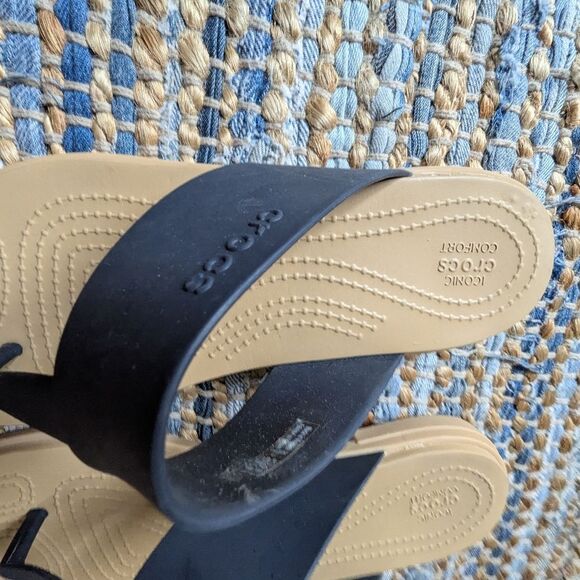 Crocs Black Tan Thong Flip Flops Sandals 7 Lightweight Comfort Minimalist Beach - Picture 3 of 7